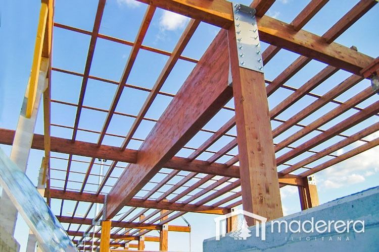 La palabra maderara que está en un edificio