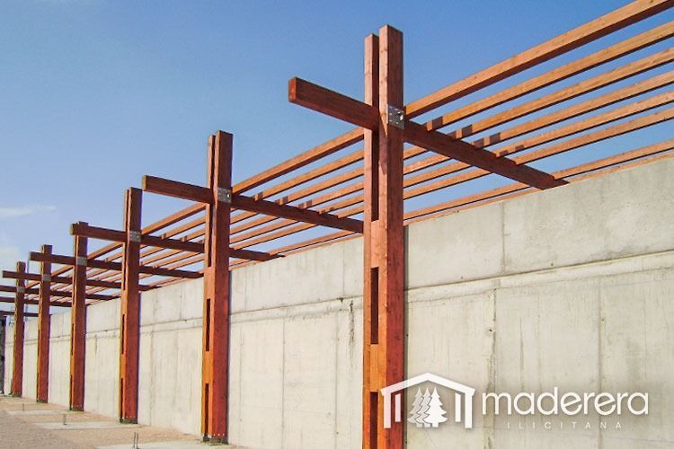 Una fila de pilares de madera con la palabra madera en la parte inferior.