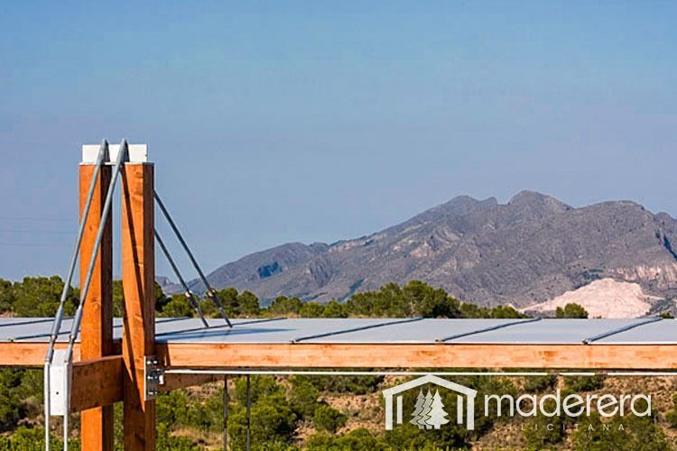 Una estructura de madera con montañas al fondo y la palabra madera en la parte inferior
