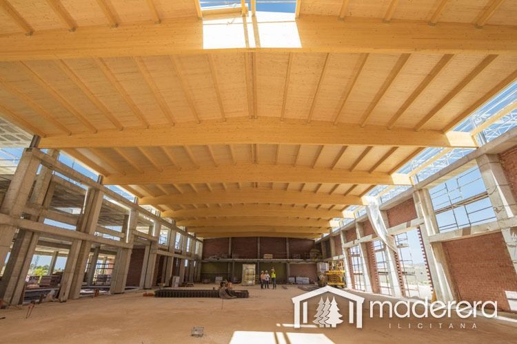 Un gran edificio en construcción con techo de madera.