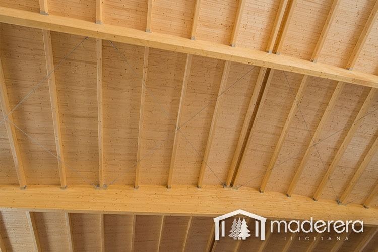 Un techo de madera con la palabra maderarera.