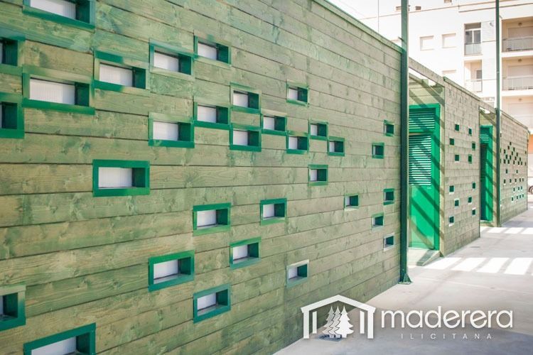 Una pared de madera verde con la palabra madera en ella