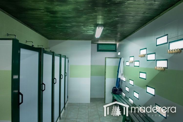 Un vestuario con un cartel que dice maderera