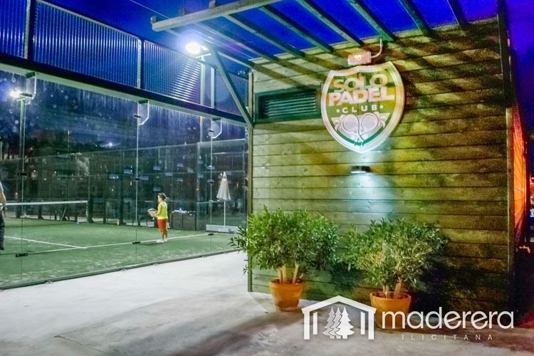 Un cartel en el lateral de un edificio que dice Solo Padel.