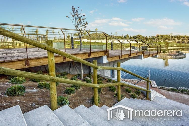 Un puente de madera sobre un lago con escaleras que conducen hasta él.