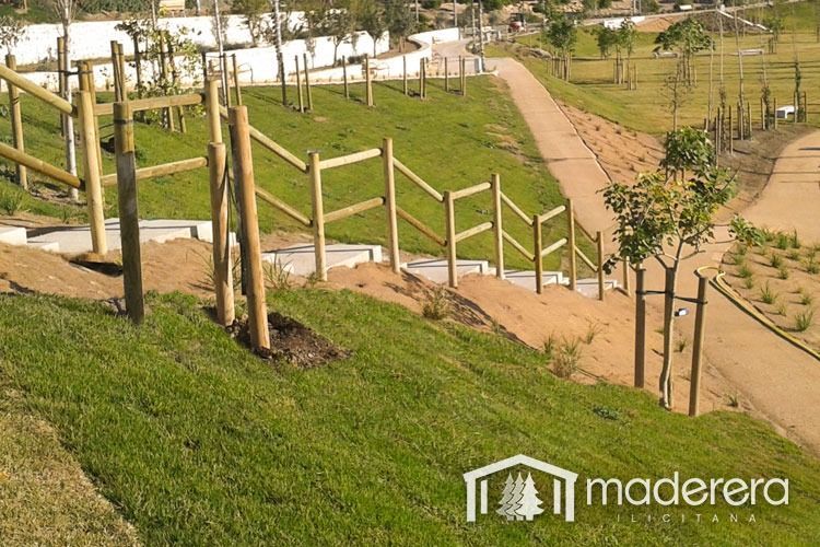 Una imagen de una valla de madera con la palabra madera en la parte inferior.