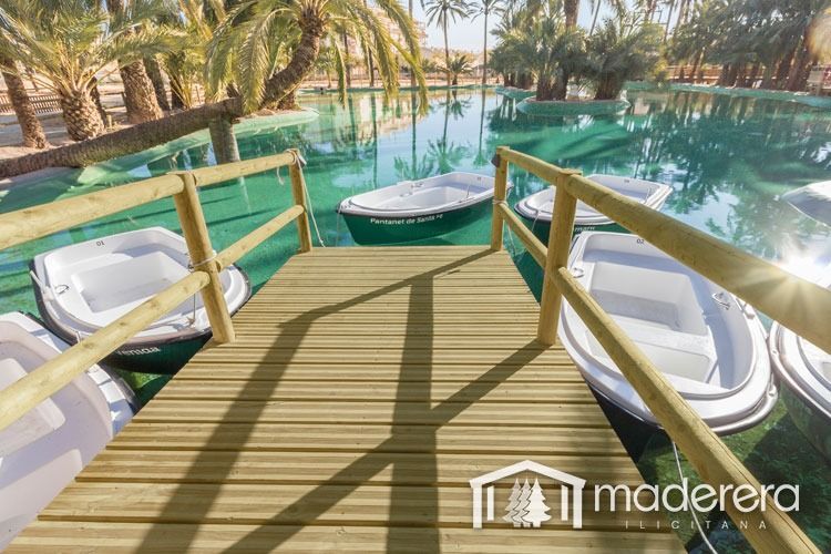 Un muelle de madera con barcos en el agua