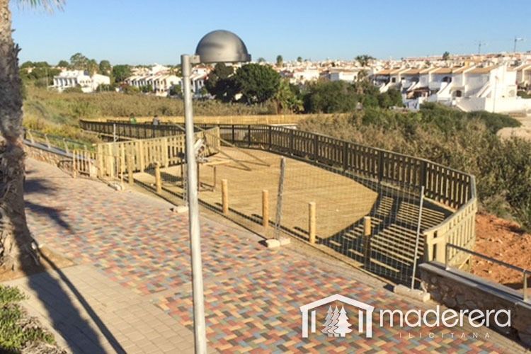 Un área cercada con la palabra madera en la parte inferior.