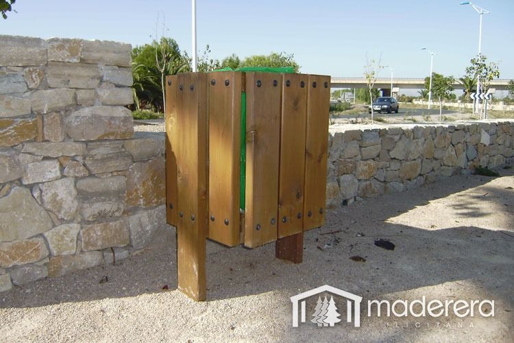 Un bote de basura de madera con la palabra madera en el fondo.