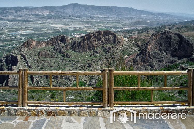 Una valla de madera con la palabra madera en ella