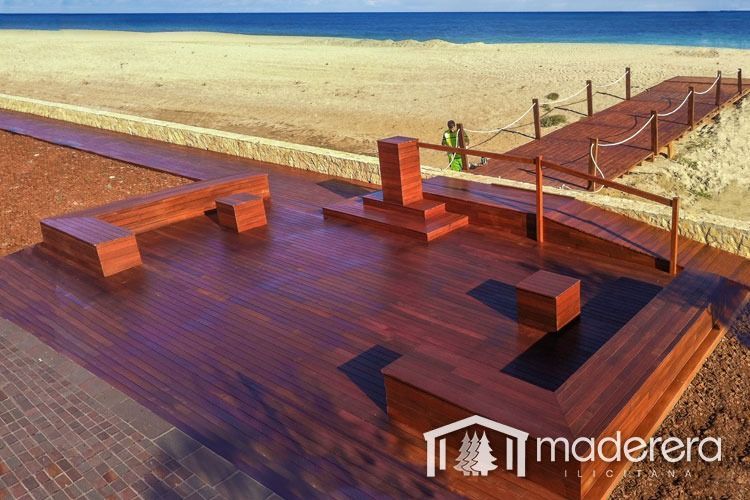 Una plataforma de madera con la palabra madera en la parte inferior