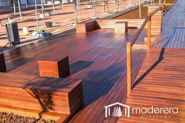 Una plataforma de madera con la palabra madera en la parte inferior