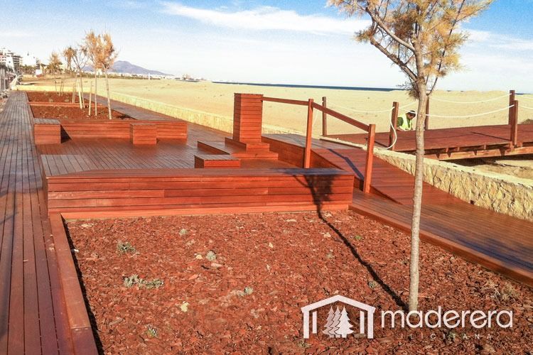 Una terraza de madera con escaleras y un cartel que dice maderarera