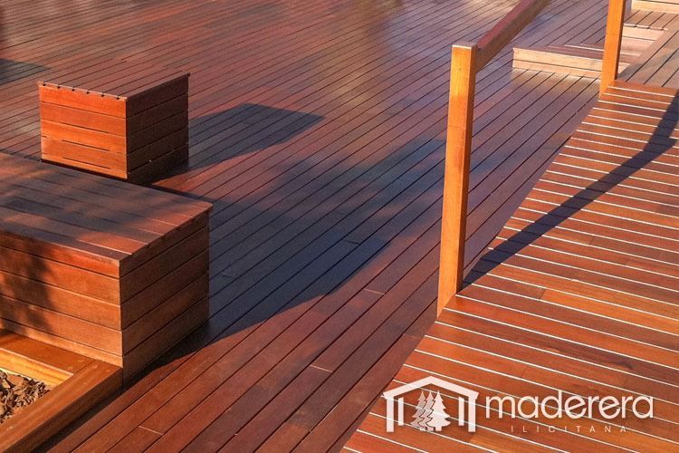 Una plataforma de madera con la palabra madera en la parte inferior