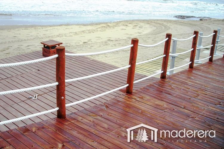 Una plataforma de madera con cuerdas y un cartel que dice maderarera
