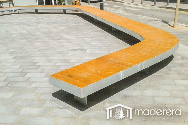 Un banco de madera con la palabra madera en la parte inferior.