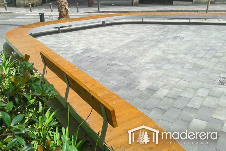 Un banco de madera en un parque con la palabra madera en la parte inferior.