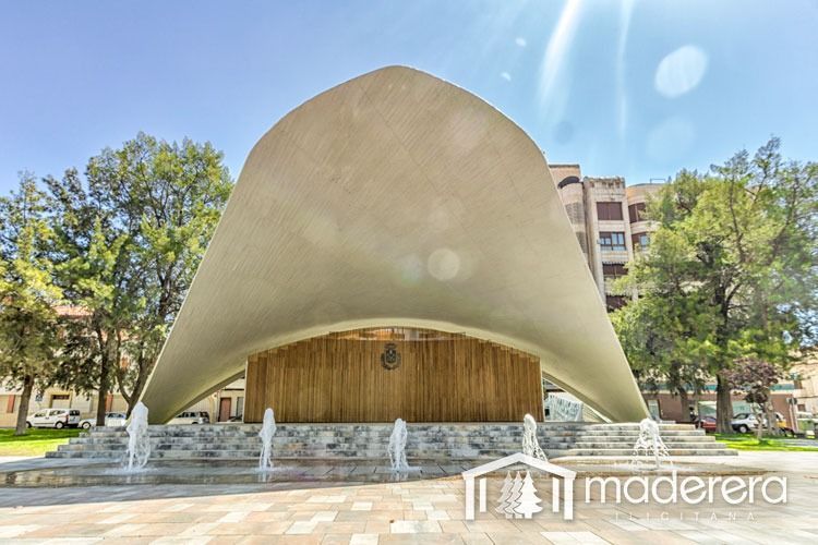 Un gran edificio en forma de cúpula con una fuente delante.