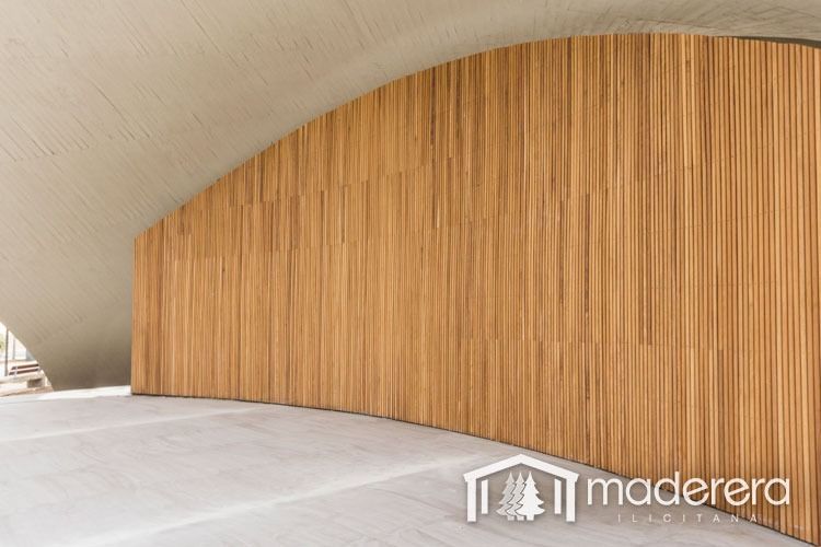 Una pared de madera en un edificio con la palabra madera en ella.