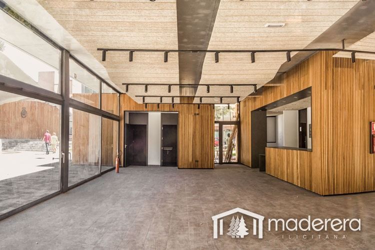 Una habitación grande con muchas ventanas y un cartel que dice madera.