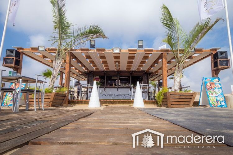 Una estructura de madera con un cartel que dice maderarera.