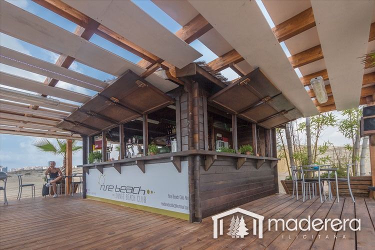 Una barra de madera con un cartel que dice maderarera