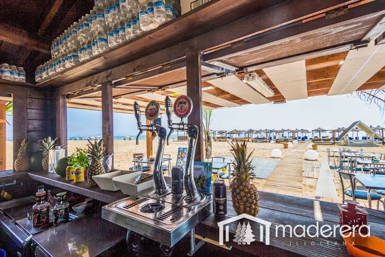 Un bar con vista a la playa y al océano.