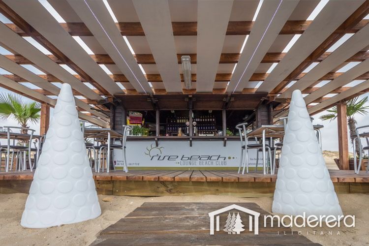 La palabra maderara que está en un edificio