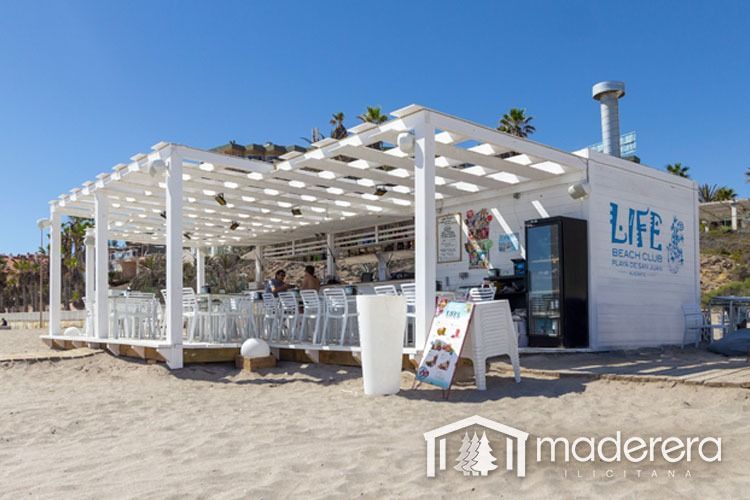 Un edificio blanco con la palabra vida está en la playa.