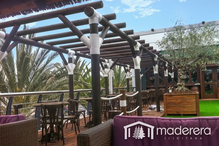 Una pérgola de madera con la palabra maderarera.