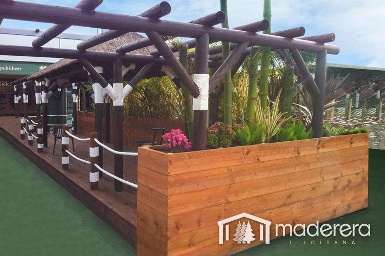 Una jardinera de madera con la palabra madera en ella