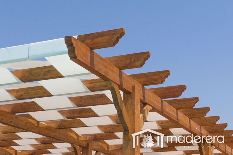 Una pérgola de madera con la palabra madera en la parte inferior.
