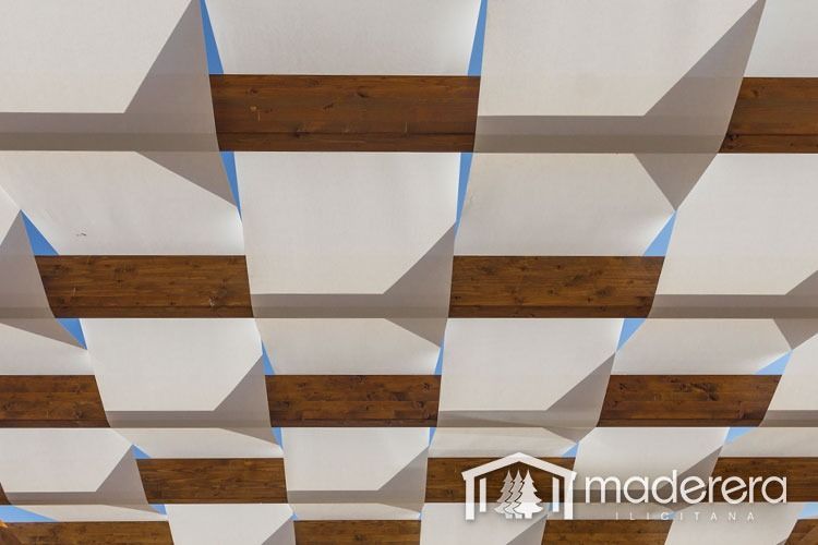 La palabra maderara está en el techo de un edificio.