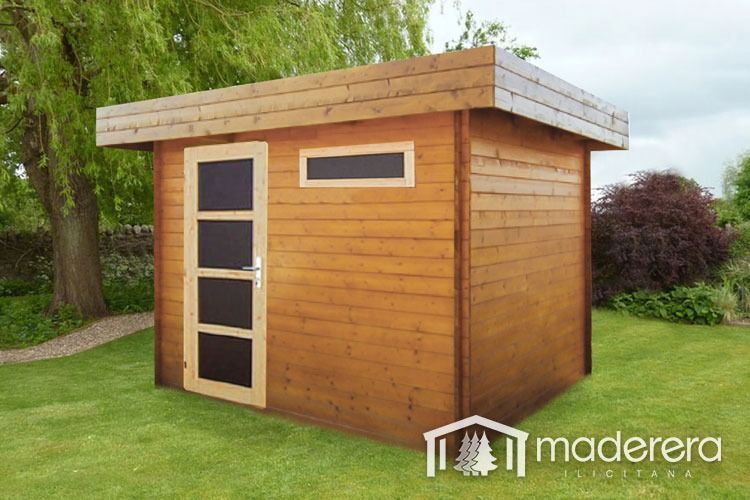 Un pequeño cobertizo de madera se encuentra encima de un exuberante césped verde.