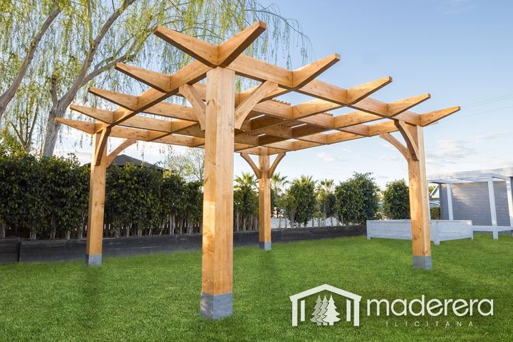 Una pérgola de madera se encuentra encima de un exuberante césped verde.