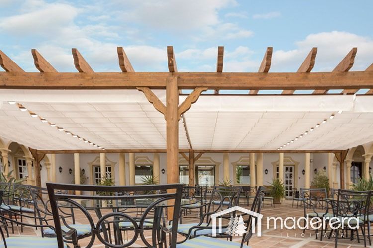 Una fila de sillas debajo de una pérgola de madera con la palabra madera en la parte inferior.