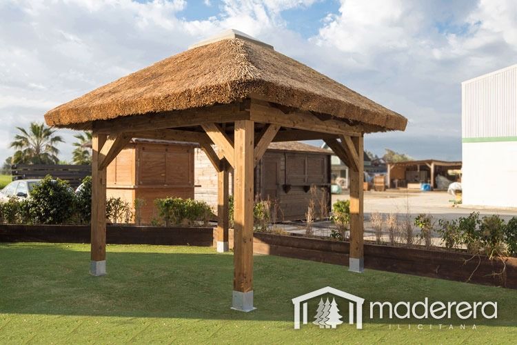 Un cenador de madera con techo de paja