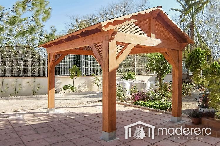 Un cenador de madera con la palabra madera en la parte inferior