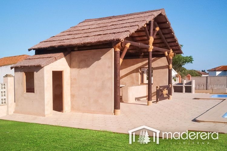 Una pequeña casa con techo de madera y un cartel que dice maderarera