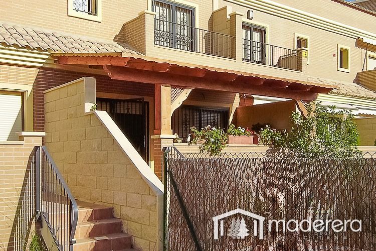 Una foto de una casa con la palabra madera en ella.