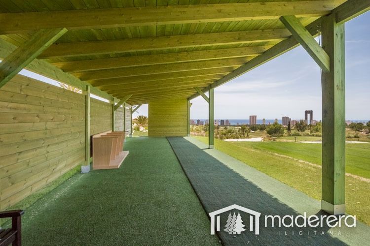 La palabra maderara está en el costado de un edificio.