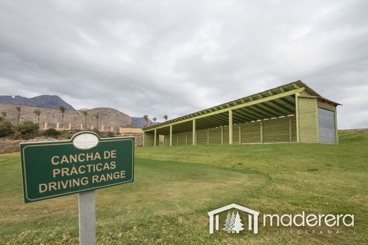 Un cartel verde que dice cancha de prácticas driving range