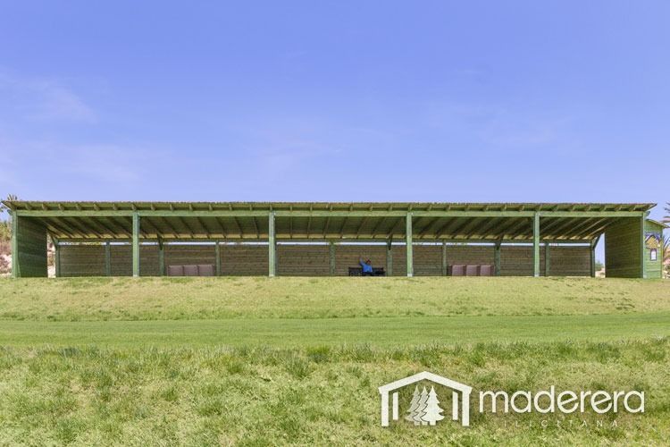 Un gran edificio está situado en medio de un campo de hierba.