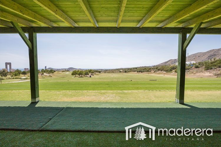Una vista de un campo de golf desde una estructura de madera.