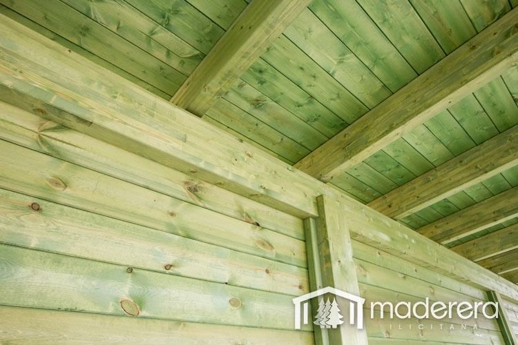 Un primer plano de un techo de madera verde en un edificio.