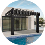 Una pérgola está situada junto a una piscina frente a una casa.