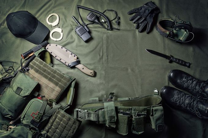 Un montón de equipo militar está sobre una mesa.