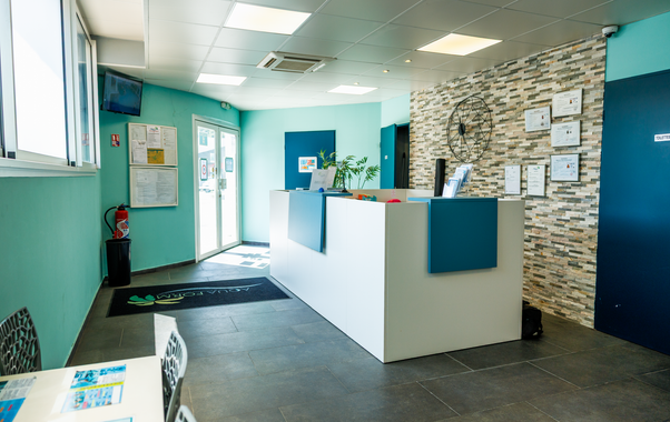Des personnes pratiquent un entraînement de cyclisme aquatique dans une piscine intérieure.