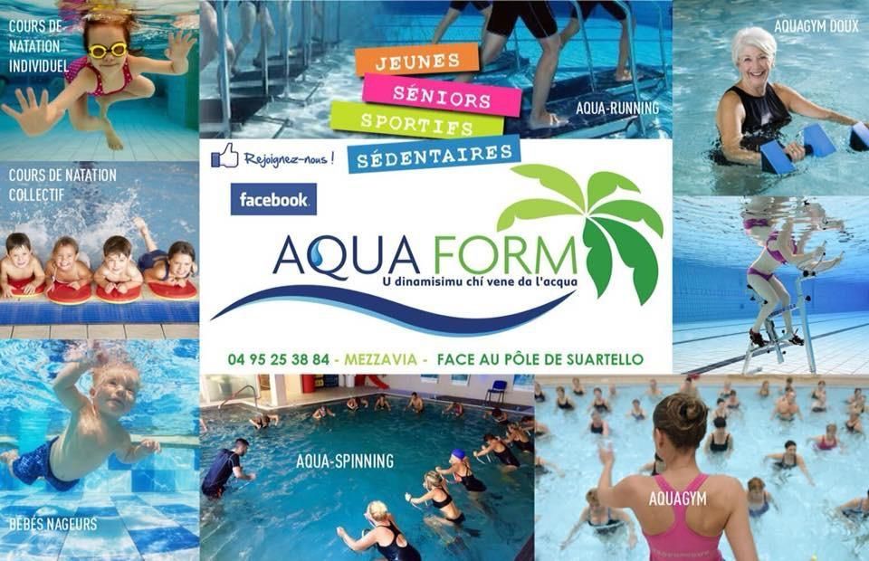 Un collage de personnes dans une piscine participant à divers cours de fitness aquatique.