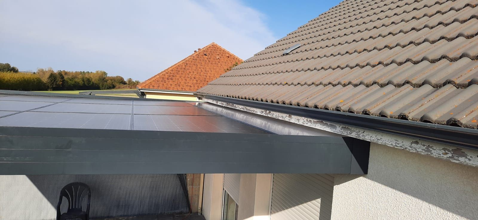 Panneau posé sur un carport